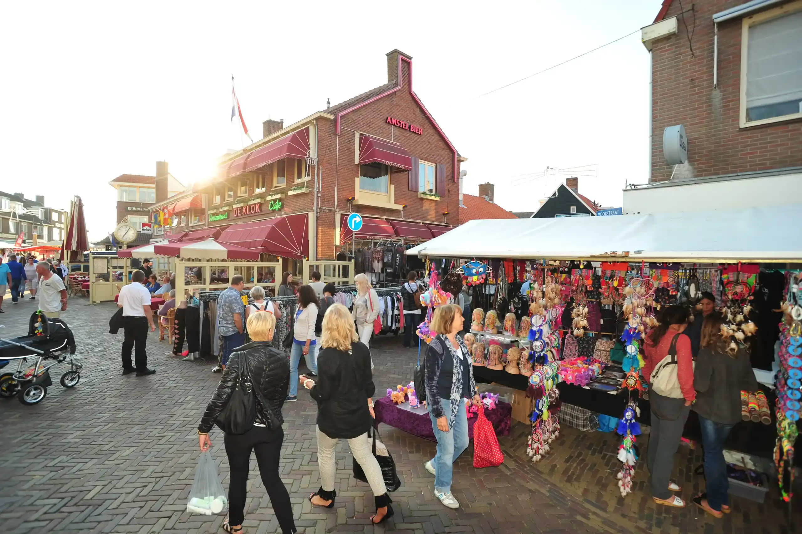 Drukke markt in Egmond